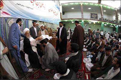 طلبه ها در حال معمم شدن و پوشیدن لباس امام زمان_3